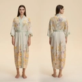 Floraler Satin-Kimono in Hellgrün mit lila Blumenmuster und Bindegürtel für Damen - Einheitsgröße / Lila Blumendruck