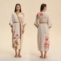 Eleganter cremefarbener Satin-Bademantel für Damen mit Blumenmuster und Goldbesatz - Einheitsgröße / Beige Blumendruck