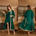 Dunkelgrüner Satin-Bademantel und Slip-Kleid mit goldenem Vintage-Druck-Detail - Einheitsgröße / Oberteile / Tundra Geheimnis (Nur Mantel)