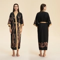 Eleganter schwarzer Satin-Kimono mit champagnergoldenem Besatz und Vintage-Paisleymustern - Einheitsgröße / Schwarz Gold Paisley