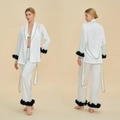 Elegantes weißes Satin-Pyjama-Set mit schwarzem Rand und 3D-Blumendetails an den Ärmeln - S / Weiß