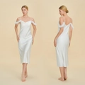 Elegantes weißes Satin-Nachthemd mit luxuriösem Federbesatz an den Trägern - S / Federbesatz-Stil / Weiß