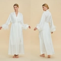 Lussuosa vestaglia da sposa in raso bianco con eleganti piume sulle maniche per donne - Taglia unica / Bianco