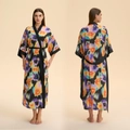Μακρύ σατέν κιμονό με πολύχρωμο tie-dye τύπωμα και μαύρη ζώνη, μπροστινή και πίσω όψη - Ένα Μέγεθος / Αιώνια Πυροτεχνήματα