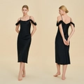 Elegantes schwarzes Satinkleid mit Federbesatz und dünnen Trägern in Midilänge - S / Federbesatz-Stil / Schwarz