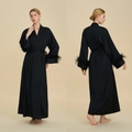 Elegante vestaglia in raso nero con polsini in piume lussuose per donna di classe - Taglia unica / Nero