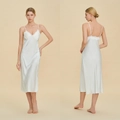 Eleganter perlweißer Satin-Midi-Schlafanzug mit zarter Spitze und dünnen Trägern - S / Weiß