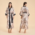 Peignoir long en satin à motif cachemire avec bordures noires et ceinture, vue double - Taille Unique / Mystère de Poussière d'Argent
