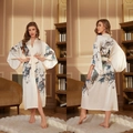 Peignoir long en satin crème élégant avec motifs de paon et fleurs et ceinture assortie - Taille unique / Imprimé Paon et Fleur de Prunier