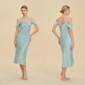 Élégante robe nuisette en satin bleu menthe avec bordure en plumes et col bénitier - S / Style avec Bordure en Plumes / Bleu Nuage