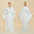 Eleganter weißer Seidennachthemd-Bademantel mit Federbesatz und passendem Gürtel - Weiß