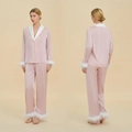 Pigiama in seta rosa da donna con colletto bianco a contrasto e dettagli in piuma di lusso - S / Rosa Loto
