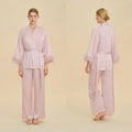 Pigiama rosa in raso per donna con polsini in piume e top con cintura annodata - S / Rosa Loto