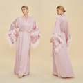 Eleganter rosa Satin-Bademantel für Damen mit luxuriösen Federbesatz-Ärmeln und Taillenband - Lotusrosa