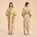 Peignoir long en satin beige avec motif plumes de paon et bordure en soie jaune - Taille Unique / Paon Doré