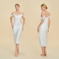 Elegante camisón de satén blanco con tirantes de plumas lujosas y corte ajustado - S / Blanco