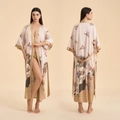 Lange satijnen kimono in champagne met pauwenprint en bijpassende ceintuur - Eén maat / Gouden Veren