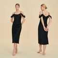 Elegante camisón de satén negro con tirantes finos y detalles de plumas en las mangas - S / Negro