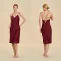 Elegante abito sottoveste in raso bordeaux con scollo a V e lacci incrociati - S / Borgogna