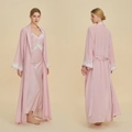 Set pigiama due pezzi in seta rosa con vestaglia e rifiniture in pizzo bianco - S / Rosa Loto