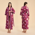 Elegante donkerrode lange kimono-badjas met bloemenpatroon en bijpassende tailleriem - Eén maat / Karmozijnrode Schaduwen