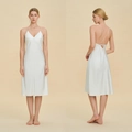 Elegante sottoveste in raso bianco con scollo a V e design incrociato sulla schiena - S / Bianco