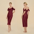 Camisón ajustado de satén burdeos con elegantes plumas rojas y tirantes finos - S / Burdeos