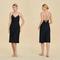 Elegante abito in raso nero con scollo a V profondo e spalline incrociate sul retro - S / Nero