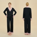 Luxe zwarte satijnen pyjamaset met roze veren aan de mouwen en broekspijpen - S / Zwart