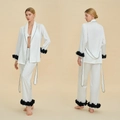 Elegante witte zijden pyjamaset voor dames met zwarte bloemrand en een ceintuur - S / Wit
