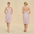 Elegante abito sottoveste in raso rosa chiaro con spalline incrociate e scollo a V - S / Rosa Loto
