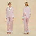 Roze zijden damespyjama met witte veren aan de manchetten en de broekspijpen - S / Lotusroze