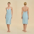 Robe nuisette en satin bleu clair avec col en V et bretelles croisées au dos - XS / Style Dos Nu Croisé / Bleu Nuage