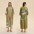 Dunkelgrüner Floral-Kimono-Bademantel mit langen Ärmeln und eleganten weißen Blumen - Dunkelgrüner Blumendruck