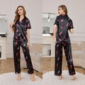 Dames pyjamaset van zwart satijn met roze verenprint en rode biesafwerking - S / Zwart Roze Veer