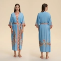 Himmelblauer Satin-Bademantel mit Paisley-Muster und geometrischem Besatz - Himmelblauer Paisley-Druck