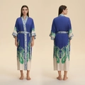 Langer blauer Satin-Kimono-Bademantel für Damen mit Paisley-Druck und Bindegürtel - Königsblauer Paisley-Druck