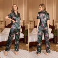 Groene zijden pyjamaset met tropische dierenprint, top met korte mouwen en een lange broek - S / Groen Wild Lied