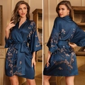Elegante bata tipo kimono de satén azul marino para mujer con estampado floral y cinturón - Azul Oscuro Floral