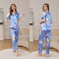 Dames pyjamaset van blauw zijdesatijn met bloemenprint, korte mouwen en lange broek - S / Blauwe Pioenroos