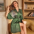 Bata de satén verde oscuro para mujer con estampado floral morado y cinturón ancho - Verde Oscuro Peonía