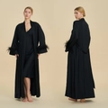 Elegantes schwarzes Satin-Pyjama-Set mit Federbündchen bestehend aus Robe und Kleid - S / Schwarz