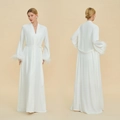 Elegante bata de satén blanco con puños de plumas extraíbles y diseño largo de lujo - S / Blanco