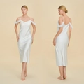Weißes Satin-Nachthemd mit elegantem Federbesatz und schmaler Silhouette - S / Weiß