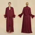 Damen Satin-Bademantel-Set in Burgunderrot mit luxuriösem Federbesatz und passendem Kleid - S / Burgunderrot