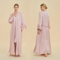 Rosa Satin Bademantel Set mit Federbündchen und passendem Unterkleid für Damen - S / Lotusrosa