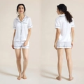 Damen Schlafanzug Set aus weißem Satin mit schwarzer Paspelierung und kurzen Ärmeln - M / Weiß