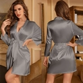 Peignoir élégant en satin gris avec ceinture, vues avant et arrière pour femmes - S / Gris Argent
