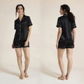 Damen Schlafanzug-Set aus schwarzem Satin mit kurzen Ärmeln und weißen Kontrastpaspeln - M / Schwarz