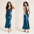 Elegante pauwblauwe satijnen nachthemd met zwart kant en een v-hals ontwerp - S / Indigo